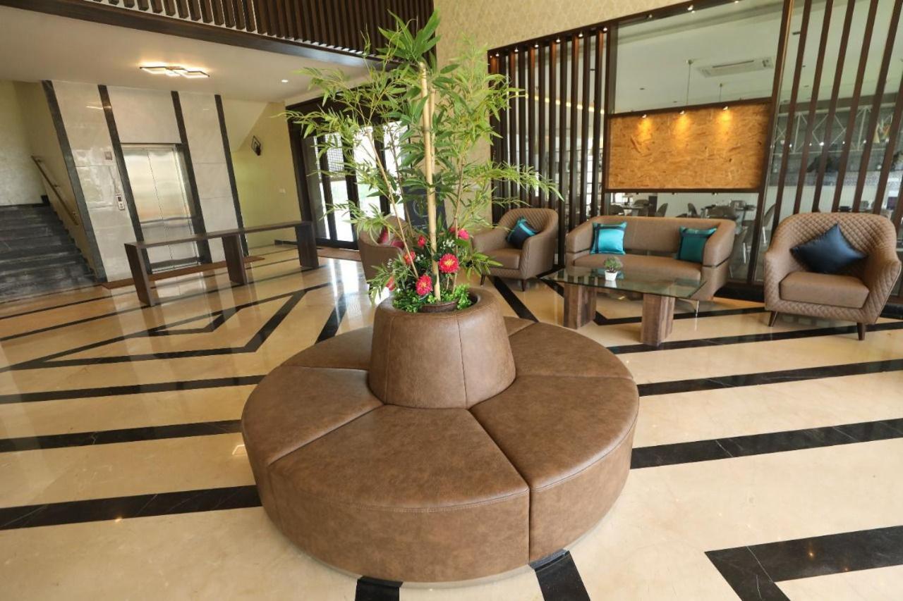 Vrr Astoria Hotel & Convention Center Bangalore Exterior photo